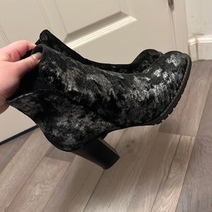 Crushed Velvet Ankle Boots 🖤